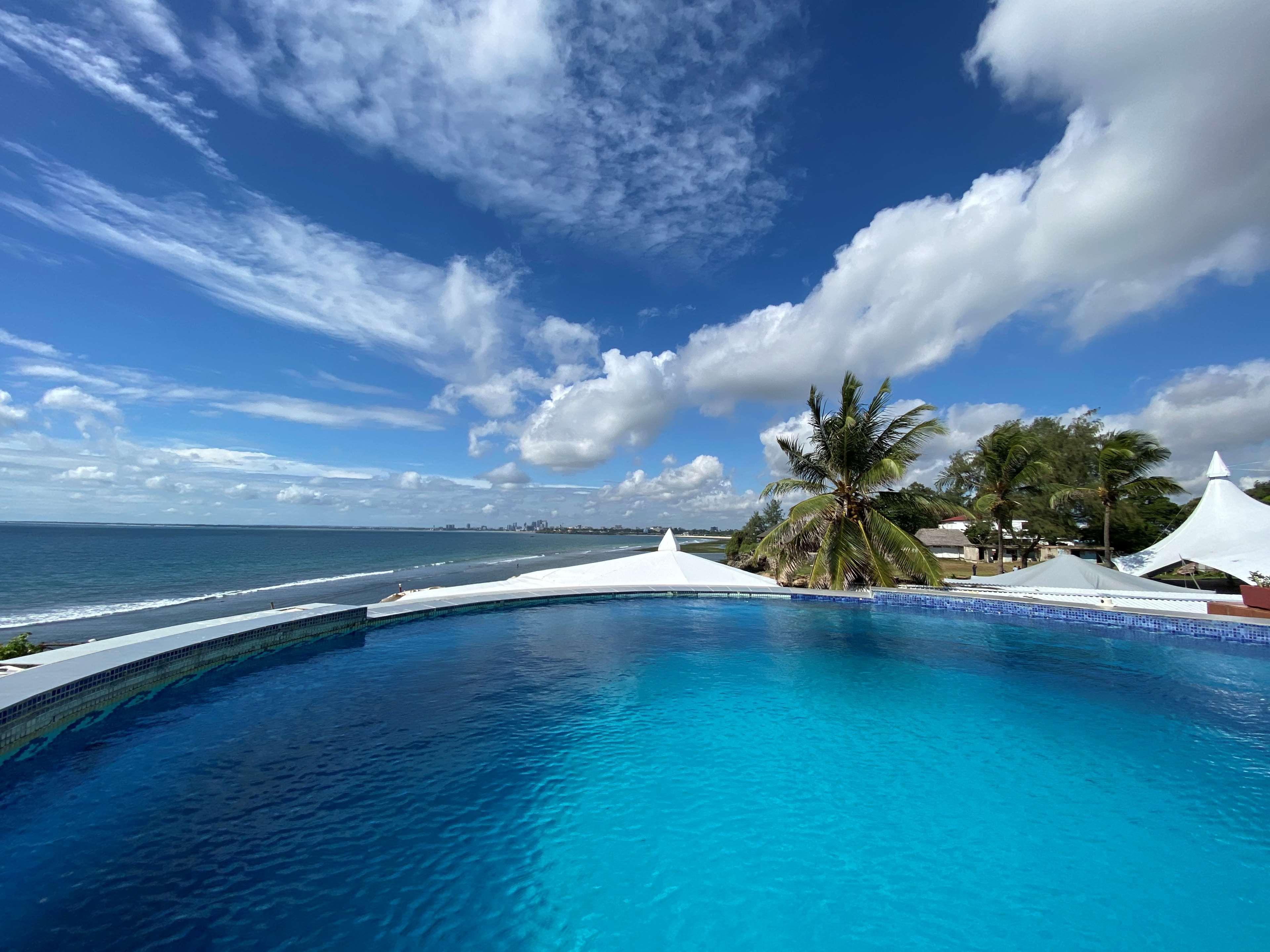 Golden Tulip Dar Es Salaam Hotel Exterior photo