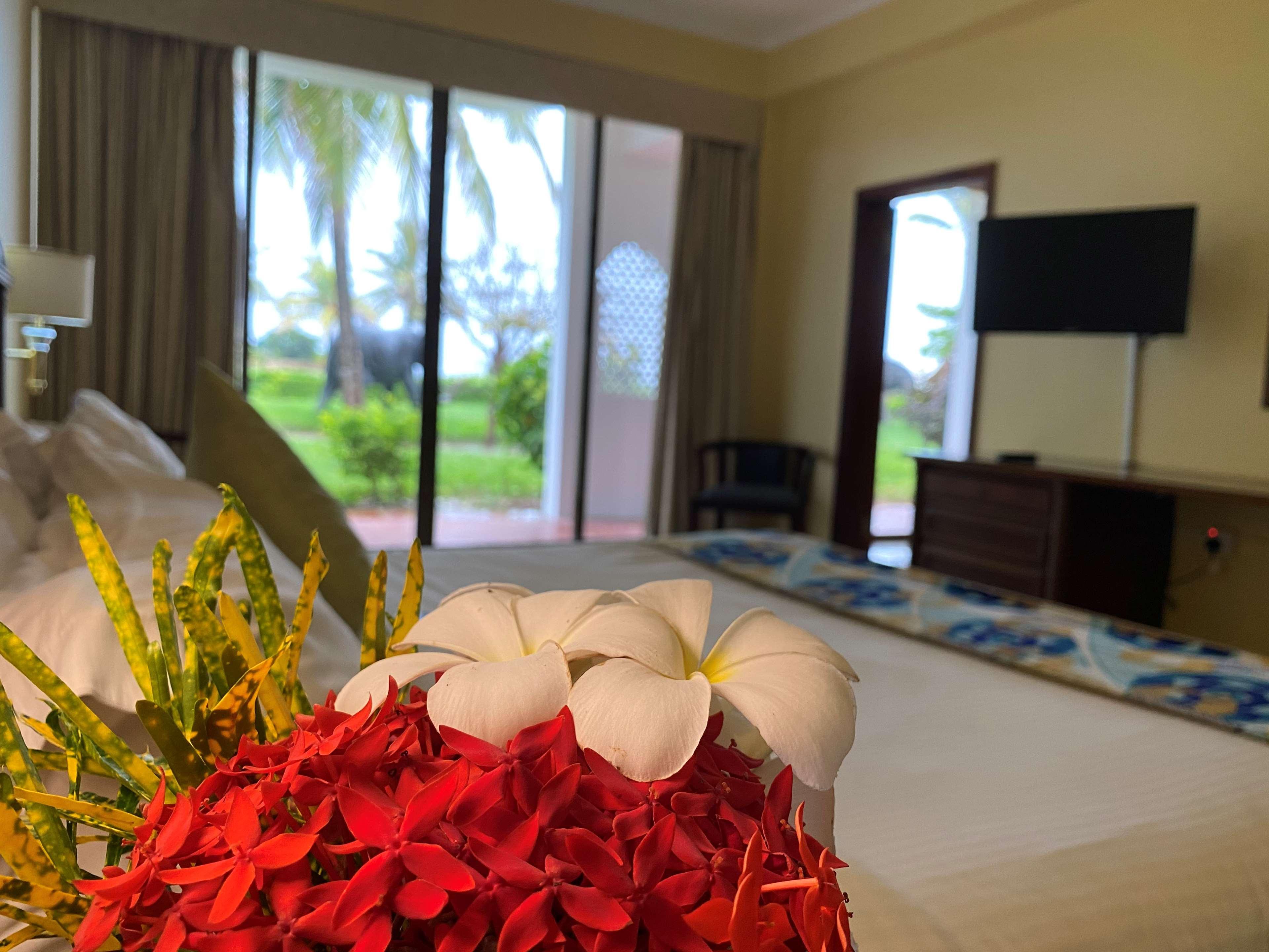 Golden Tulip Dar Es Salaam Hotel Exterior photo