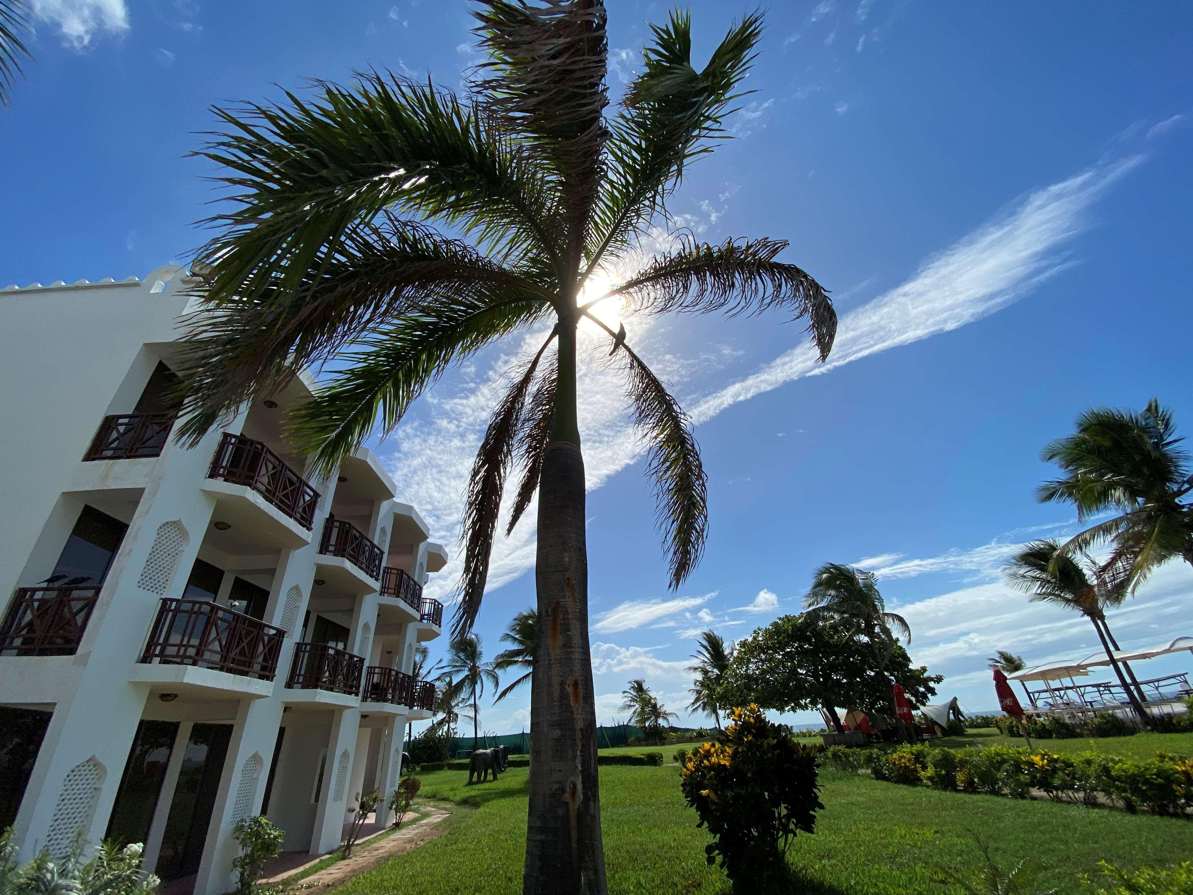 Golden Tulip Dar Es Salaam Hotel Exterior photo